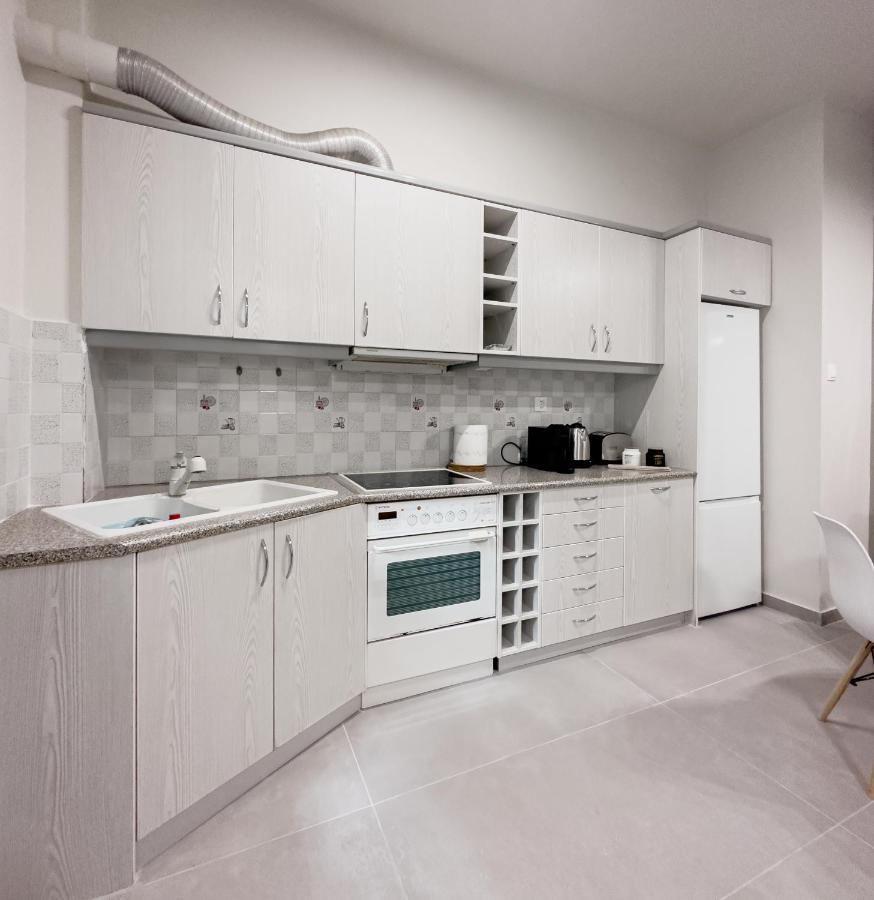 Metro Chic Haven: Modernized Urban Studio Near The Tram Афины Экстерьер фото
