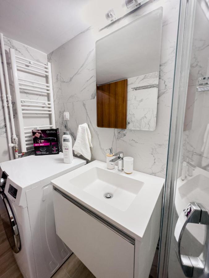 Metro Chic Haven: Modernized Urban Studio Near The Tram Афины Экстерьер фото